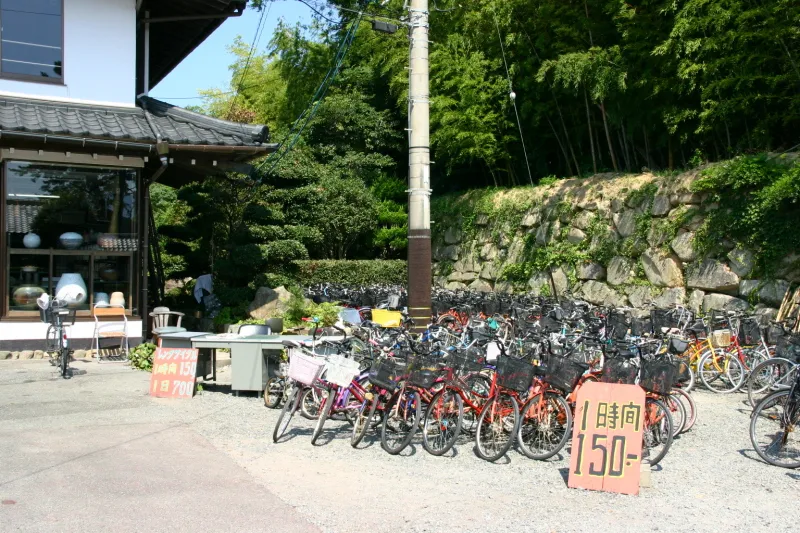 駐車場の横で営業しているレンタサイクル「スマイル貸自転車」 
