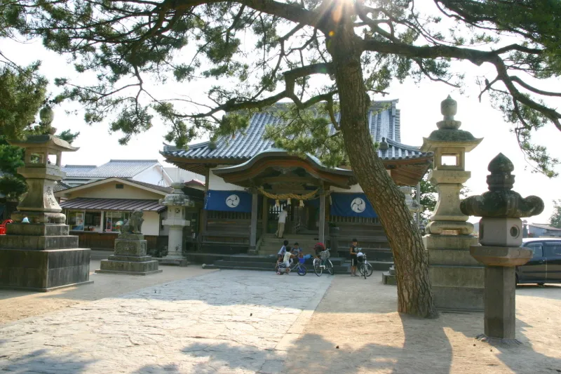 萩夏まつりで船形の山車を繰り出す住吉神社 