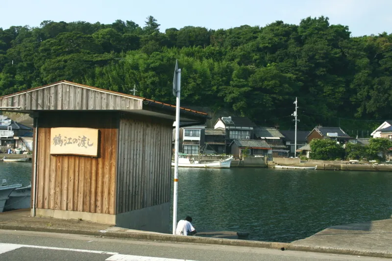 近くにある松本川の鶴江の渡しは萩で唯一残っている渡し船 