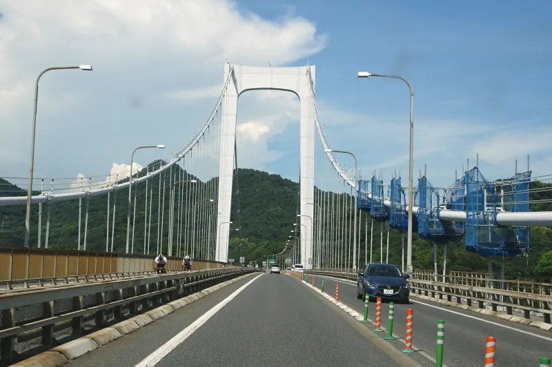 橋を渡る高速道路は片側一車線の対面通行