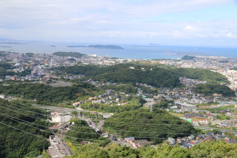 下関の街並みの奥に見える日本海と島々 