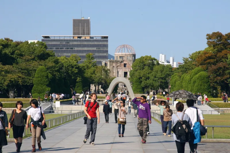 原爆ドームが後ろに望める広島平和記念公園 