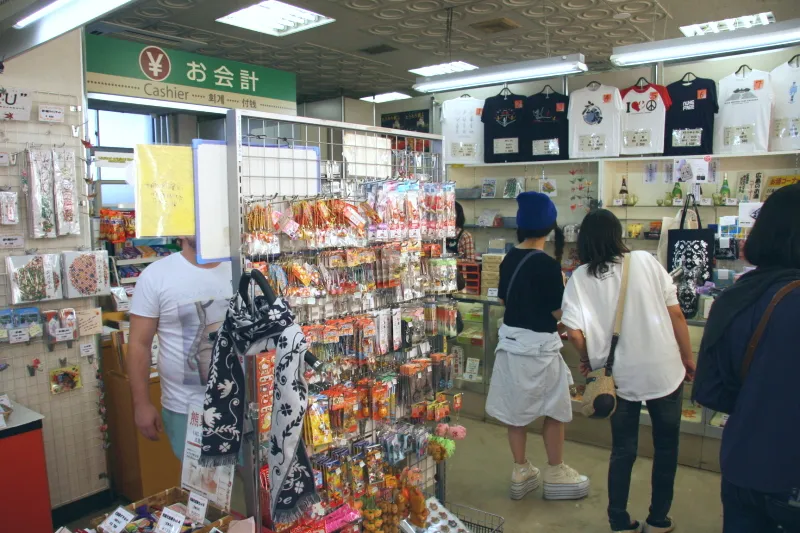 広島県の特産品や工芸品を販売する、おみやげコーナー 