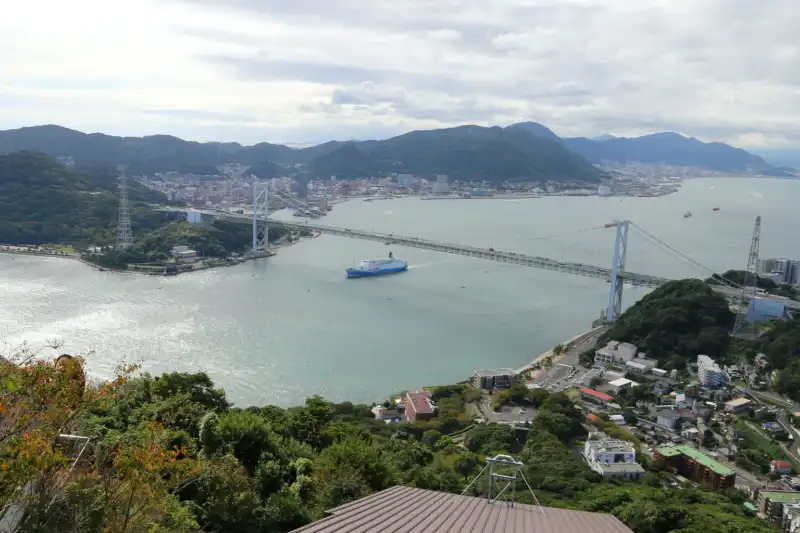 関門海峡に架かる関門橋