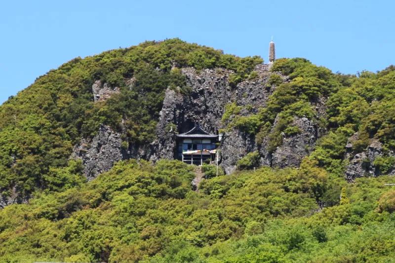 断崖絶壁に建物が立っている奥の院・笠ヶ瀧