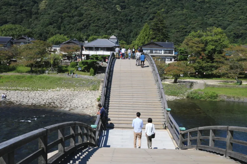 錦川に架かる木造建築の橋で上り下りのあるアーチが特徴