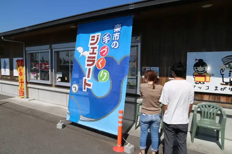 フルーツや炭など色々な種類のある自家製ジェラート店