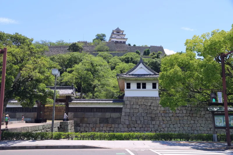 目の前に丸亀城が眺められる展望スポット