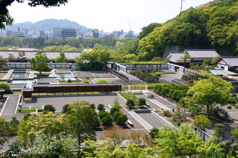 １９９２年に開園した松山城の二之丸史跡庭園