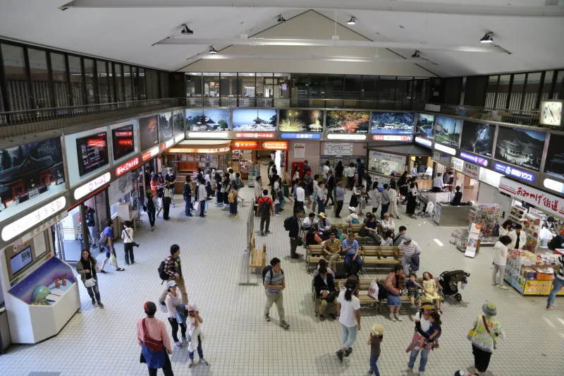 多くの観光客が利用するターミナル内の様子 