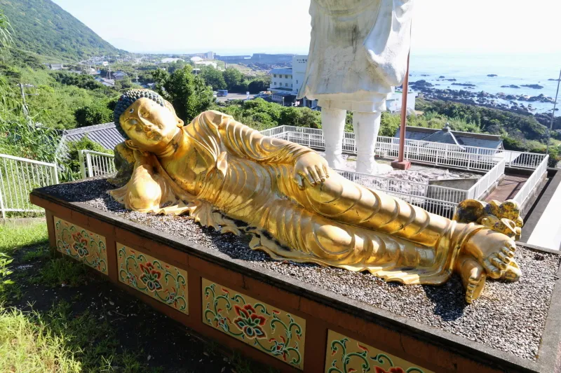 金色のお釈迦様が横たわる涅槃像