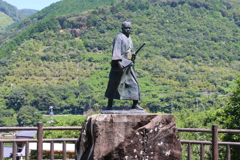 建物の前に建てられている中岡慎太郎像