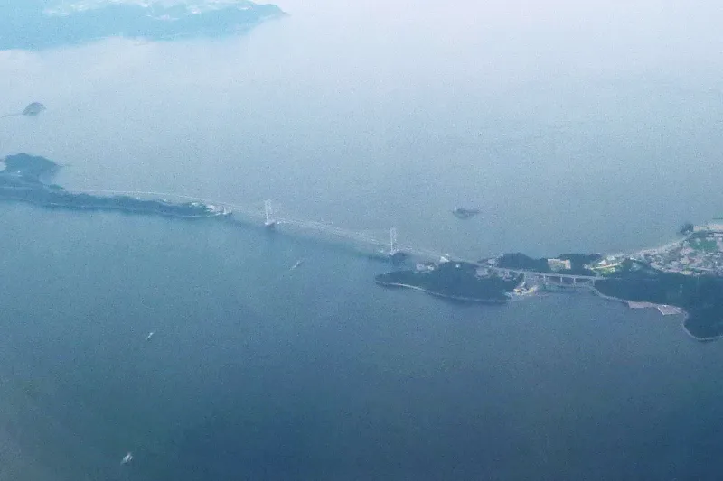 上空を通過した飛行機から見えた大鳴門橋