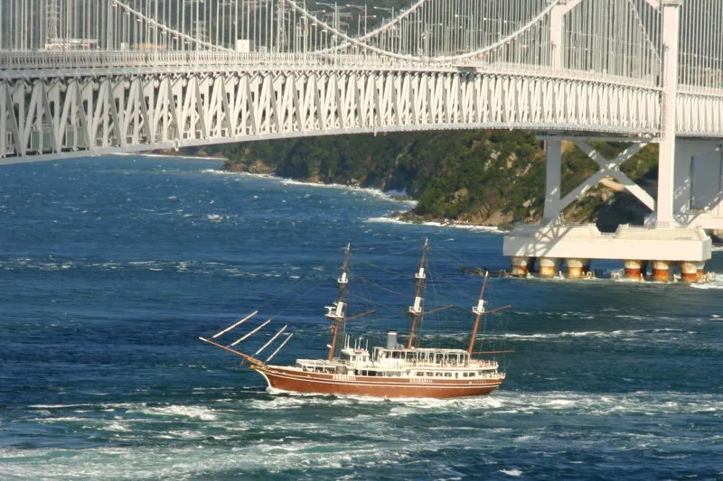 渦潮のできる大鳴門橋の下を遊覧する観光船
