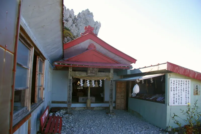 眺めの良い場所に社殿が立つ大剣神社