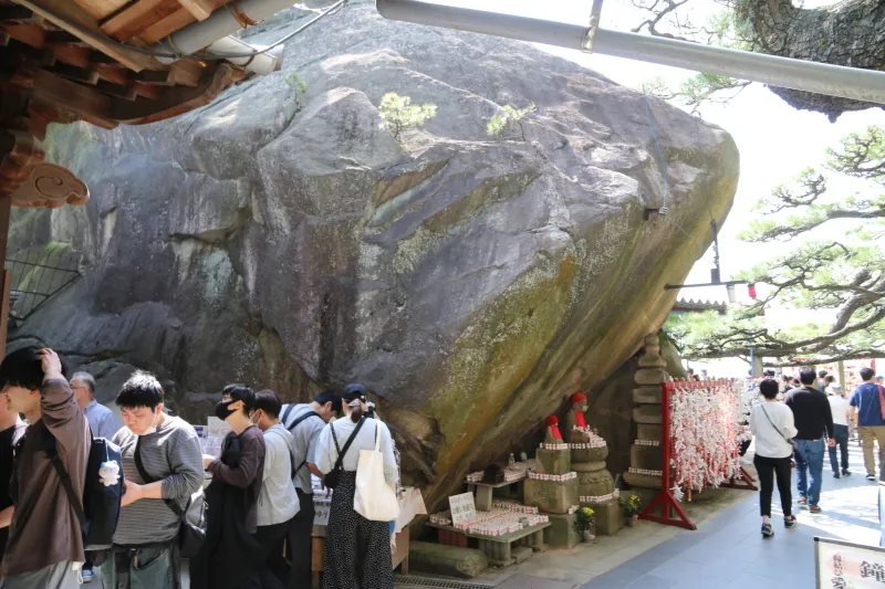「玉の岩」と呼ばれる巨石のある千光寺 