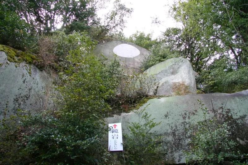 １９９９年に松が枯れたことで発見された鏡岩 