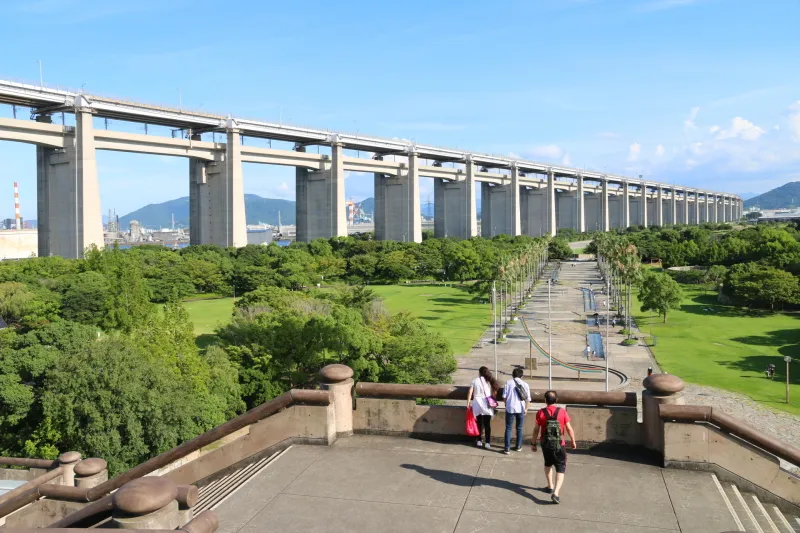 南方向には高架橋が連なり、瀬戸大橋から内陸へ３ｋｍ続く光景