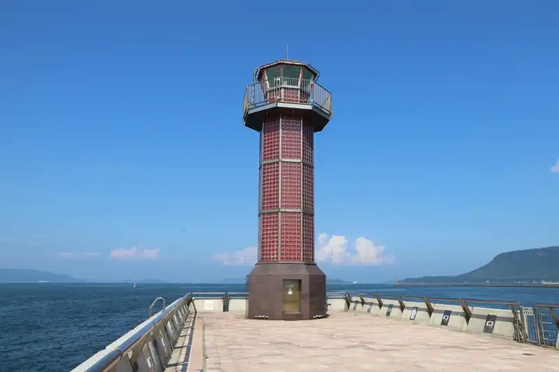 高松港のシンボルになっている高さ１４ｍの灯台 