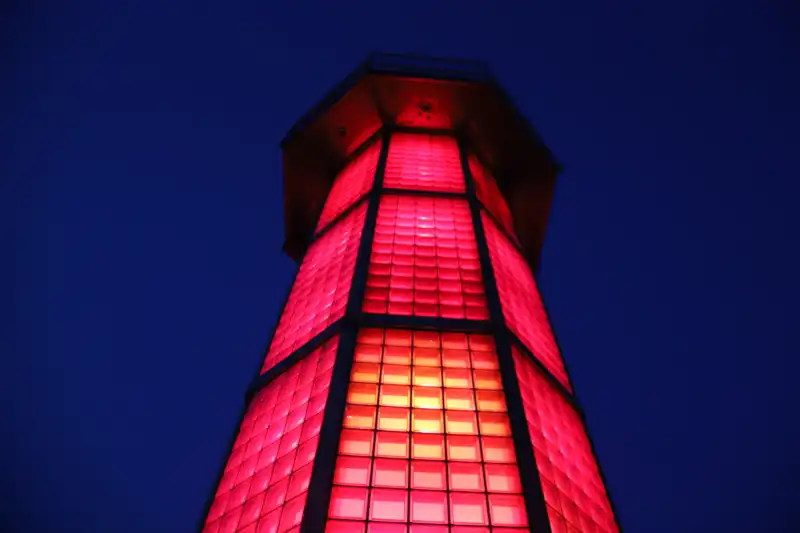 赤く輝く灯台の夜景