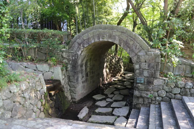 香川県こんぴら街道から移築したアーチ型橋（登録有形文化財）