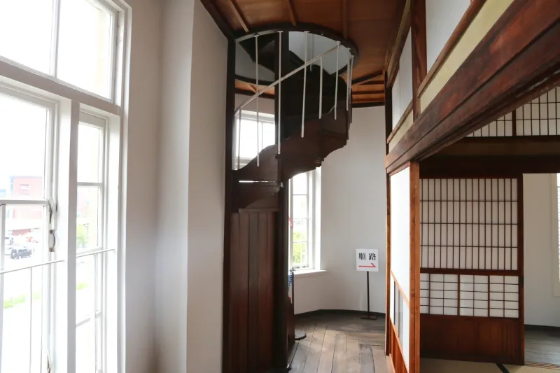 日本庭園のある屋上へつながる螺旋階段 