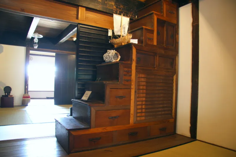 階段タンスや家具も置かれ、当時の暮らしを見学 