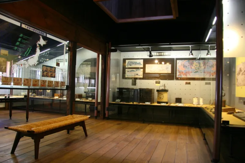 下津井の歴史や北前船を紹介する展示室 