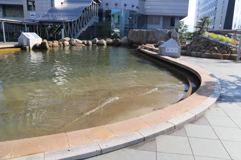 高松駅前の海水池