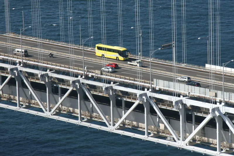 橋の上を走る車も眺められ、ミニチュアサイズ 