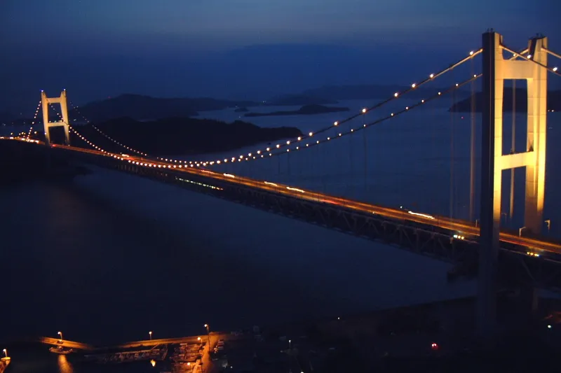 夜になるとライトアップされる瀬戸大橋の夜景 