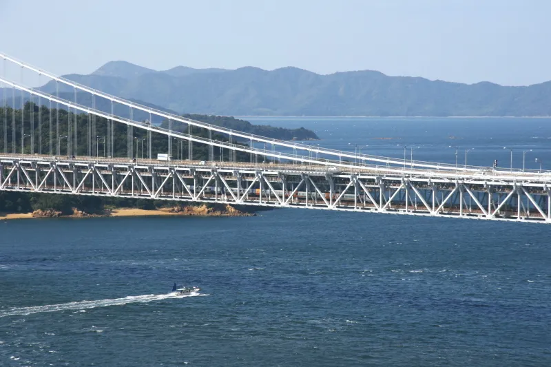 瀬戸大橋の大きな特徴の一つ、橋の中央を電車が渡る光景 