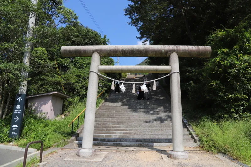 参道が長い石段となっている屋島神社