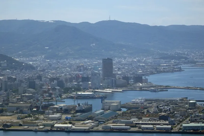 中央に高松シンボルタワーが見える高松駅方向の景色