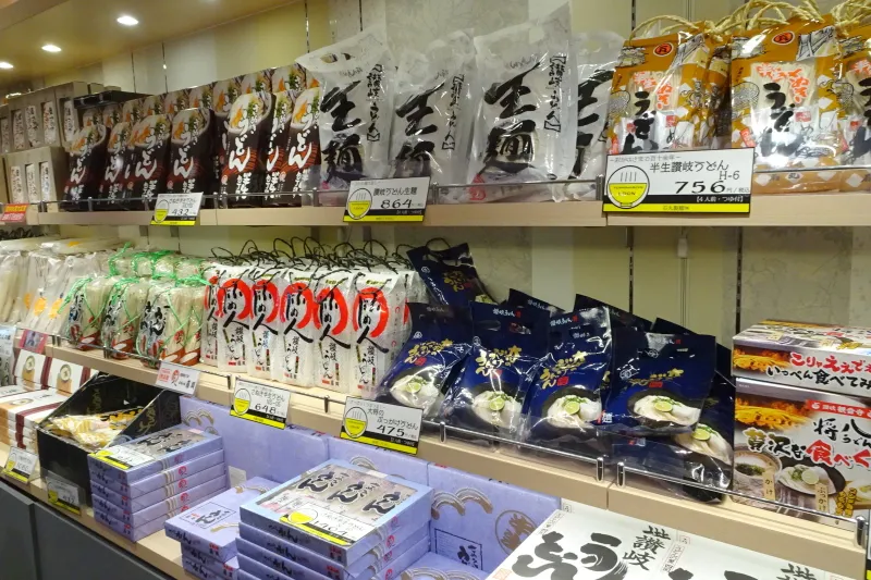 様々な商品が並んでいる香川県定番の讃岐うどんコーナー