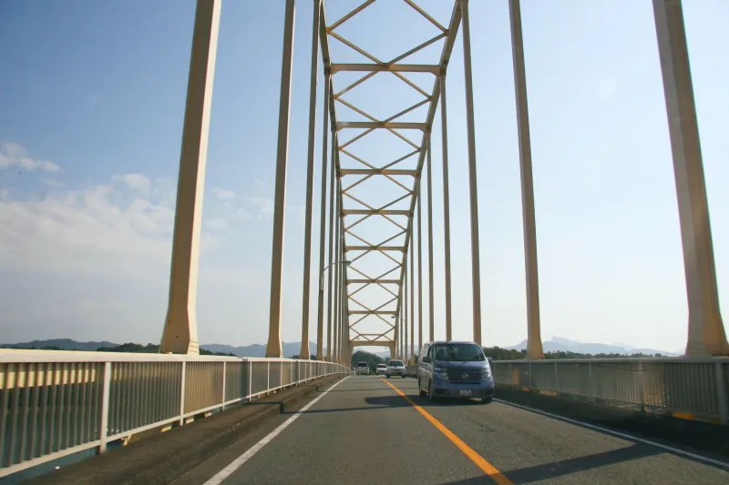２号橋の大矢野橋を車で通過している時の様子