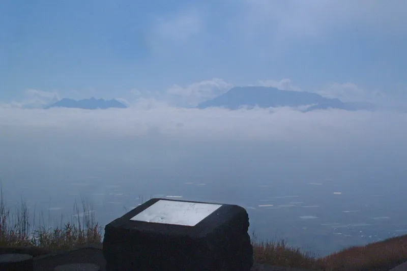 南方向に見える阿蘇山高岳（右）と根子岳（左）
