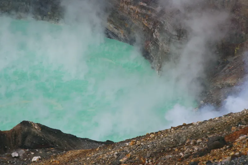 火山ガスや硫黄分を含む湯だまりは美しいエメラルドグリーン