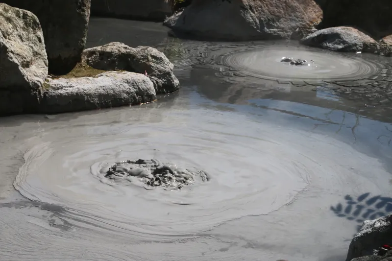 灰色の熱泥から９９度にもなる熱水が湧き出ている池