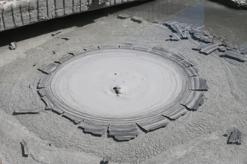 ボコボコと湧き出る温泉によって形成される丸い模様