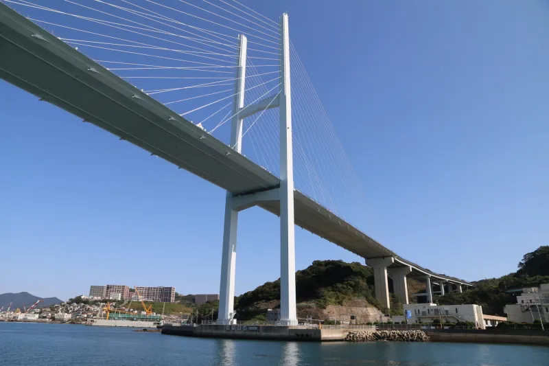 長崎港の出口に架けられている高さ１７０ｍの女神大橋