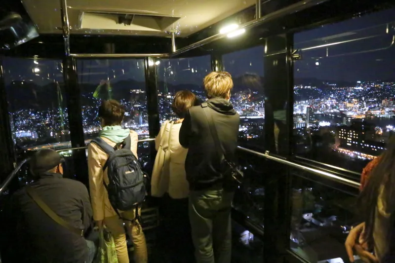 ゴンドラから眺める宝石のように輝く長崎の夜景
