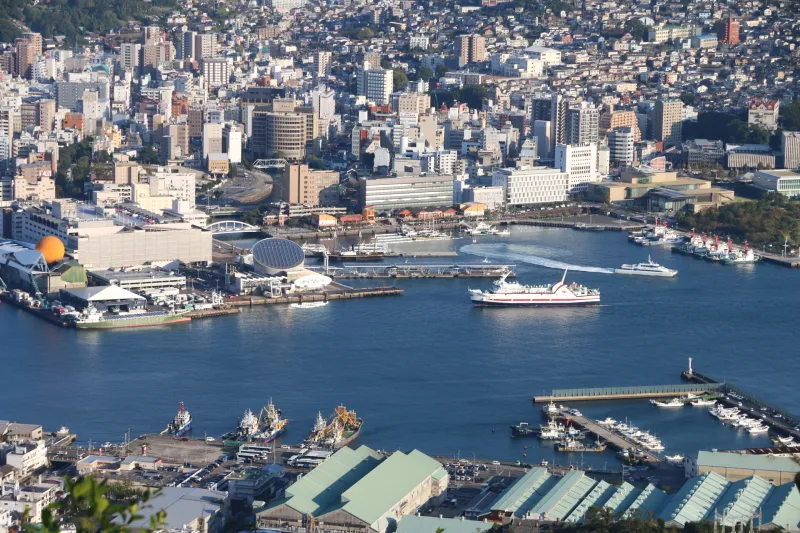 定期船や観光船が行き来している長崎港ターミナル