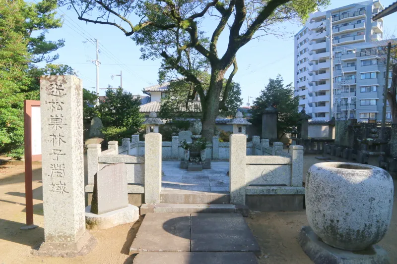 浄瑠璃作家として人気となった近松門左衛門の墓