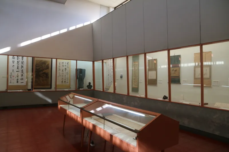 小笠原記念館には掛け軸や古文書など家宝を展示