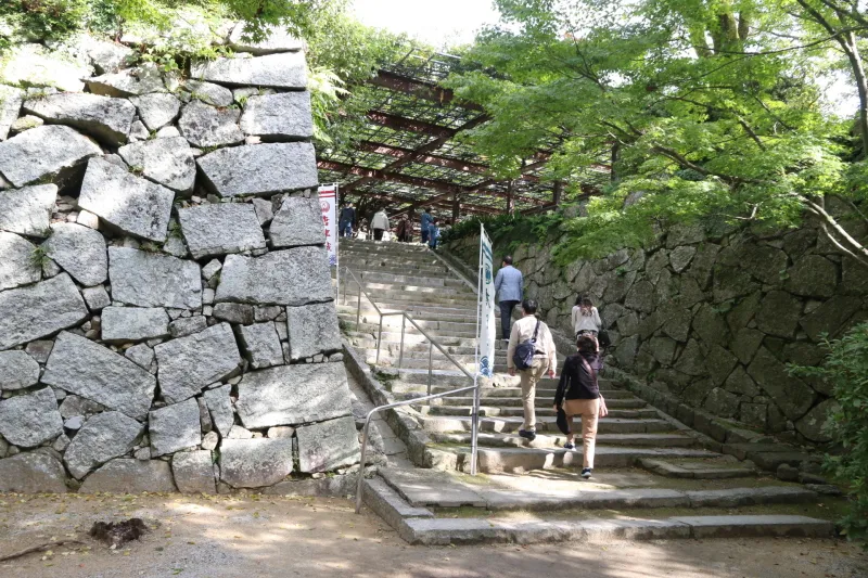 お堀や石垣などが随所に見られ、歴史散策のできる公園