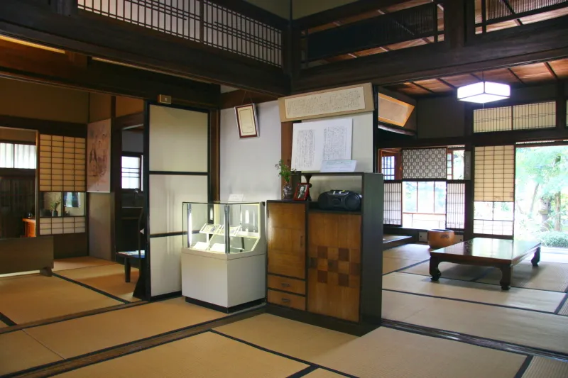 漱石が生活していたころを再現している室内の様子
