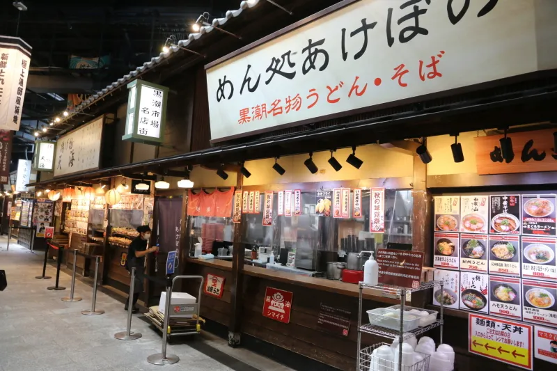 丼・麺類・天ぷらなどの専門店が並ぶフードコート