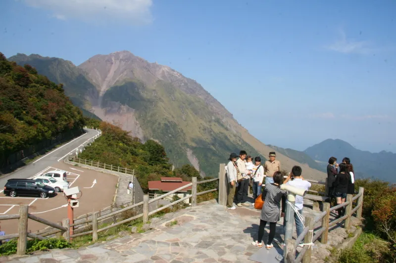 後ろに平成新山が眺められる仁田峠第二展望所 