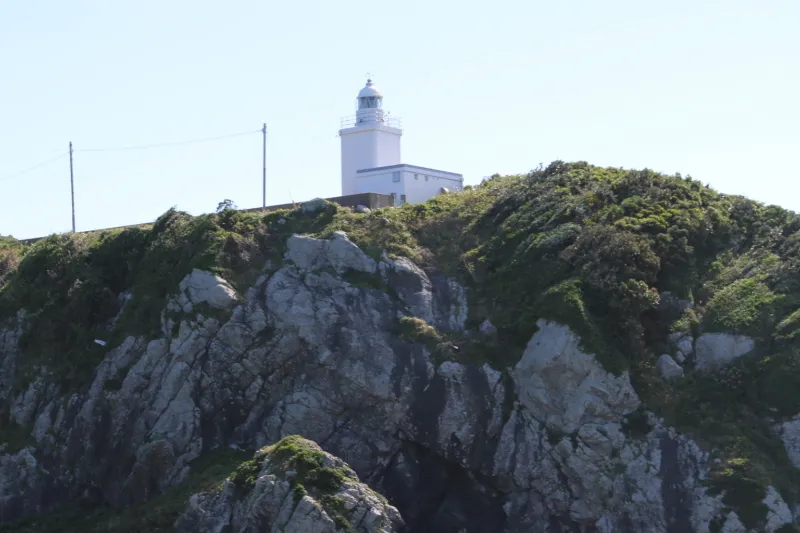 断崖絶壁の上に建てられている大島灯台